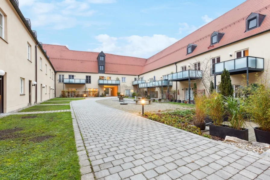 Schloss mit Blick auf Eingangsbereich