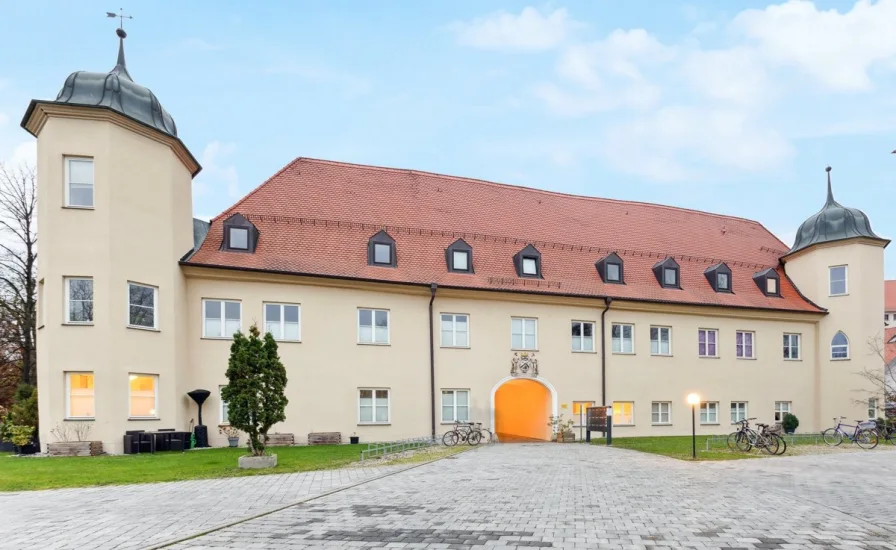 Schloss  - Wohnung kaufen in Mering - Traumhafte 4-Zimmer-Wohnung im Schloss – vereint historischen Charme und moderne Eleganz