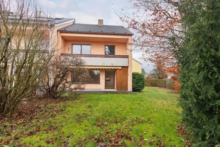 Hausansicht mit Balkon - Haus kaufen in Mering - Charmantes Reiheneckhaus mit großem Garten