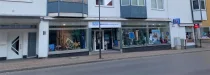 Straßenansicht incl reisebüro (2)