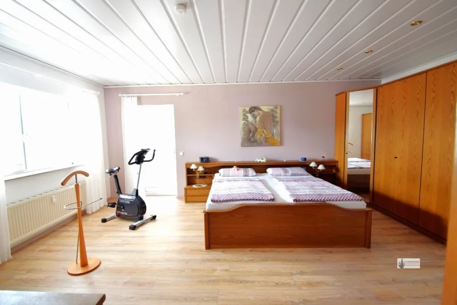 Schlafzimmer mit Zugang zur Dachterrasse