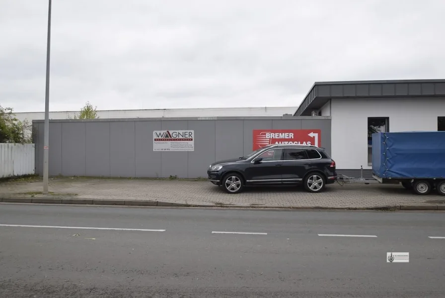 k-Große Werbefläche an der Durchfahrtstraße zum Toom-Markt