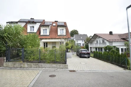 Doppelhaushälfte rechts - Haus kaufen in Krumbach - Doppelhaushälftemit Terrasse und Garten+ Einbauküche + Solaranlage+ Stellplätze am Haus+ .....