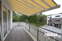 k-Großer Balkon mit Markise