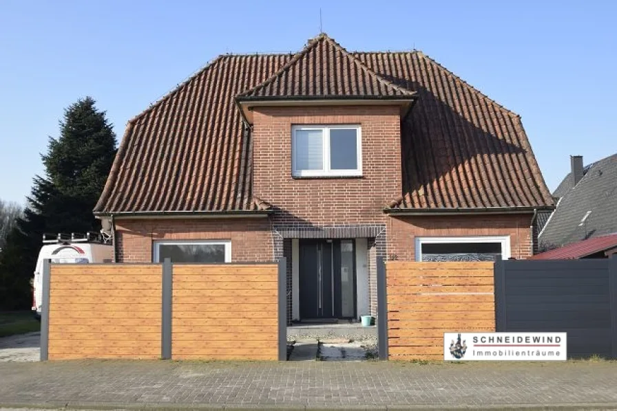 Haus mit Holzschutzzaun - Haus kaufen in Siedenburg / Päpsen - Freistehendes EFH/ ZFH mit Garten + Modernisierungen+ 3 Stellplätzen auf dem Grundstück