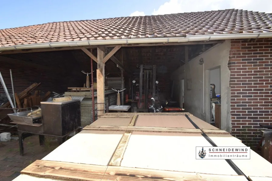 Carport + Toilette in der Garagenhalle