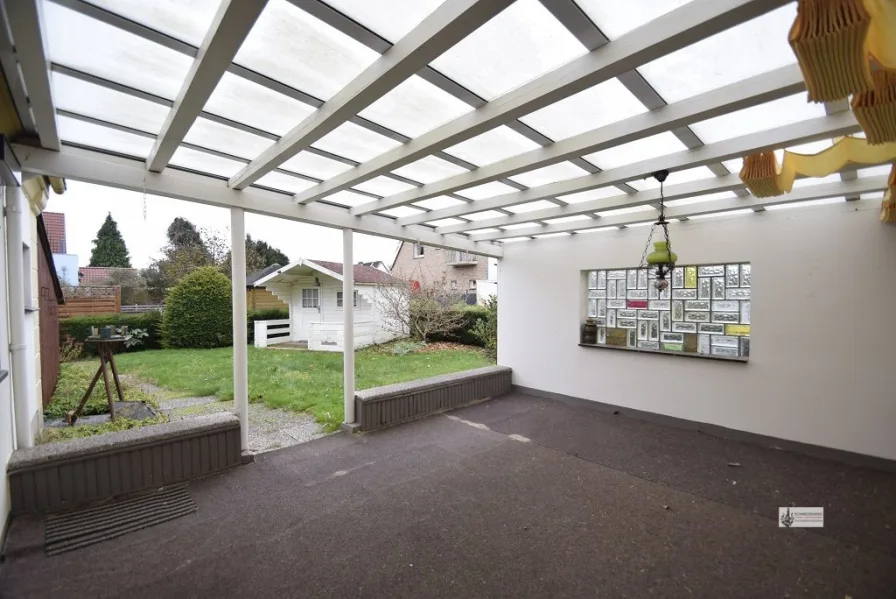 k-überdachte Terrasse mit Blick auf das Gartenhaus