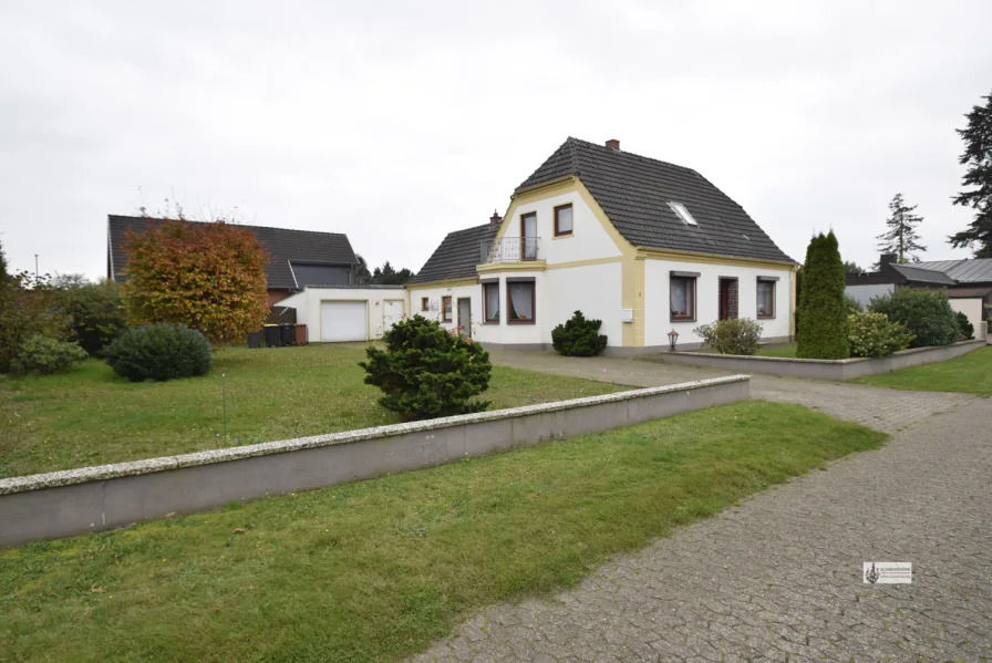 Gesamtansicht mit Haus und Garage - Haus kaufen in Weyhe / Lahausen - Solides Haus aus 1937 mit 939 m² Grundstück+ Garage + Garten + Anbaumit Renovierungsbedarf