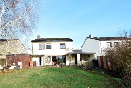 Gesamt-Rückansicht des Hauses mit Schuppen und Überdach über der Terrasse - Haus kaufen in Weyhe - EFH in ruhiger Wohnstr. mit unverbaubarem Blick aufs Feld!+ EBK + Carport + Garten