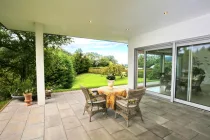 Überdachte Terrasse mit traumhaftem Blick in den Garten