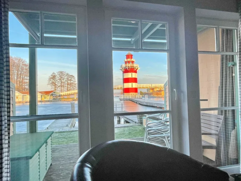 Blick vom Wohnzimmer auf den Leuchtturm