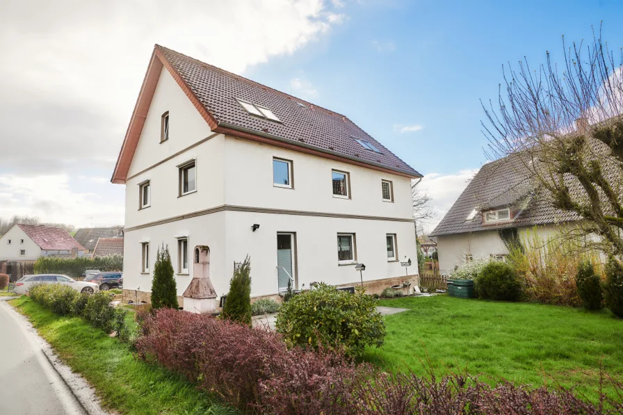 Titelbild - Haus kaufen in Blomberg / Mossenberg - Komplett renoviertes großzügiges Ein-/Zweifamilienhaus in ruhiger Lage von Blomberg