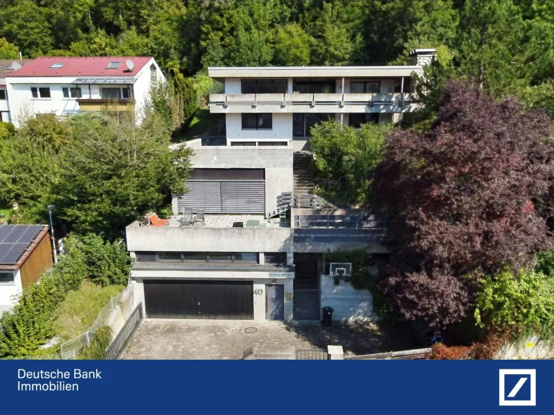 Frontansicht von oben - Haus kaufen in Blaustein - Imposantes Anwesen mit Schwimmbad und Einliegerwohnung in Blaustein!