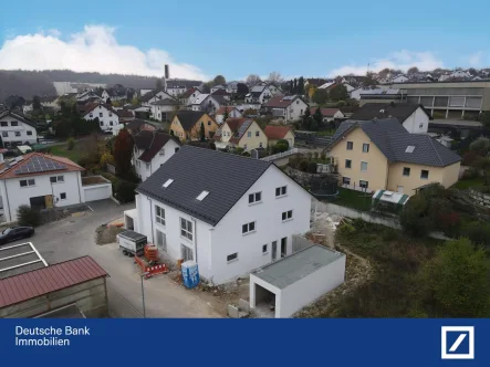 Luftaufnahme - Haus kaufen in Giengen - Wohnglück in Massivbauweise: Moderne Neubau-Doppelhaushälfte mit Einliegerwhg. in Giengen/Burgberg