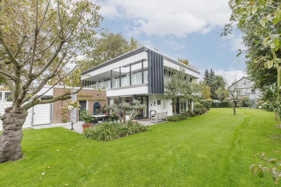 Hausansicht - Haus kaufen in Leverkusen / Wiesdorf - Modernes, großzügiges und luxuriöses Einfamilienhaus mit Einliegerwohnung in begehrter Lage