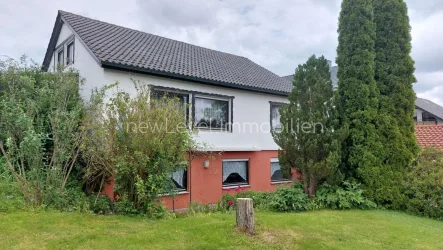 Straßenansicht - Haus kaufen in Böhringen  - Das Haus für die ganze Familie: Garten, Garage, Carport