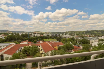 Ausblick Balkon - Wohnung kaufen in Regensburg - Sie wollen hoch hinaus? 2 Zimmer Wohnung im Regensburger Westen mit fantastischer Aussicht