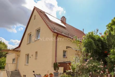 Hausansicht - Haus kaufen in Regensburg - Familienidylle auf großem Raum im Süden von Regensburg