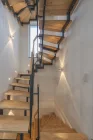 Elegante Holztreppe mit Wandbeleuchtung