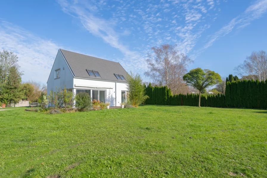 Titelbild - Haus mieten in München - Sopart Immobilien - Freistehendes Einfamilienhaus mit riesigem Garten - energieeffizient und modern