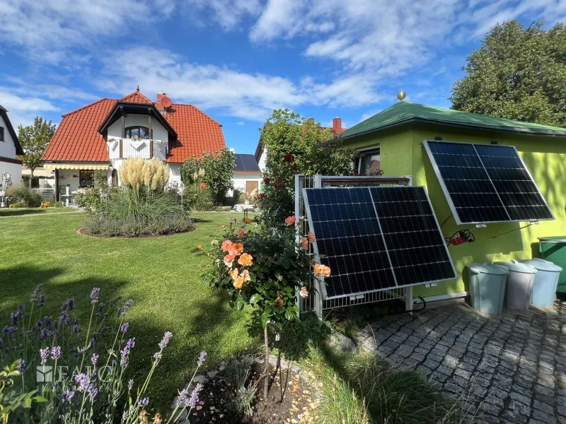 Solarpaneele am Gartenpavillion