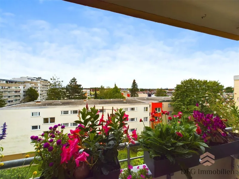 Ausblick - Wohnung kaufen in Germering , Oberbay - Dachgeschosswohnung mit Alpenblick