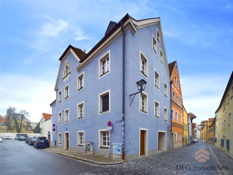 Hausansicht  - Wohnung kaufen in Regensburg - Traumhaft schöne 2-Zimmer Wohnung in historischem Gebäude