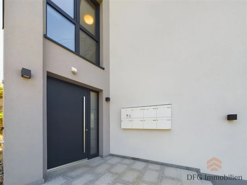 Eingang - Wohnung kaufen in Zwiesel - Altersgerechte 3-Zimmer-Wohnung (3) mit Balkon - zentral und energieeffizient 