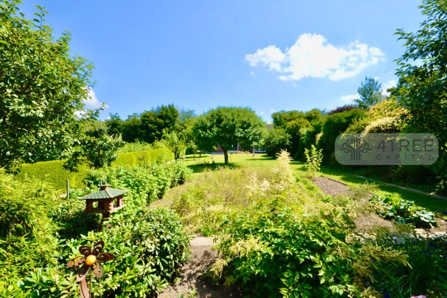 Blick von der Terrasse in den parkähnlichen Garten