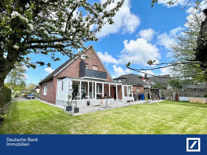 Rückansicht m. Terrasse/Garten - Haus kaufen in Wittmund - Modernisiertes Einfamilienhaus in ruhiger Sackgassenlage