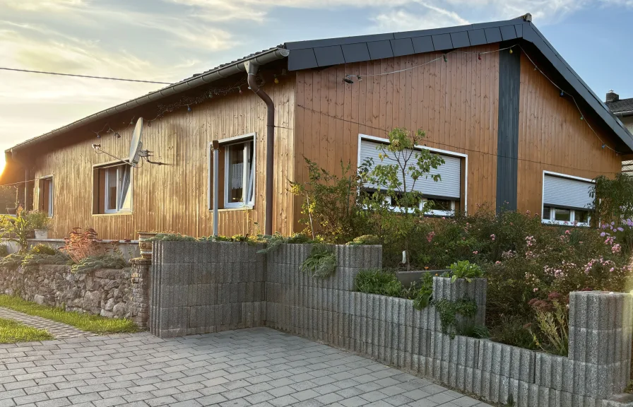 Frontansicht - Haus kaufen in Völklingen-Lauterbach - Freistehender Bungalow mit herrlich angelegtem Freizeit- und Nutzgarten