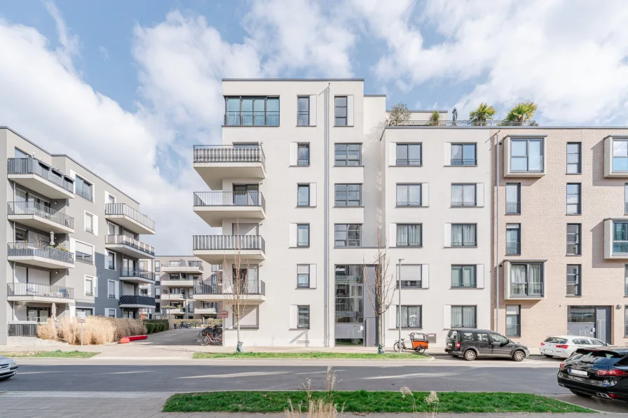 Titelbild - Wohnung mieten in Düsseldorf / Flingern Nord - Düsseldorf-Grafental: Moderne 4-Zimmer-Wohnung mit EBK, Terrasse, TG-Stellplatz und Aufzug