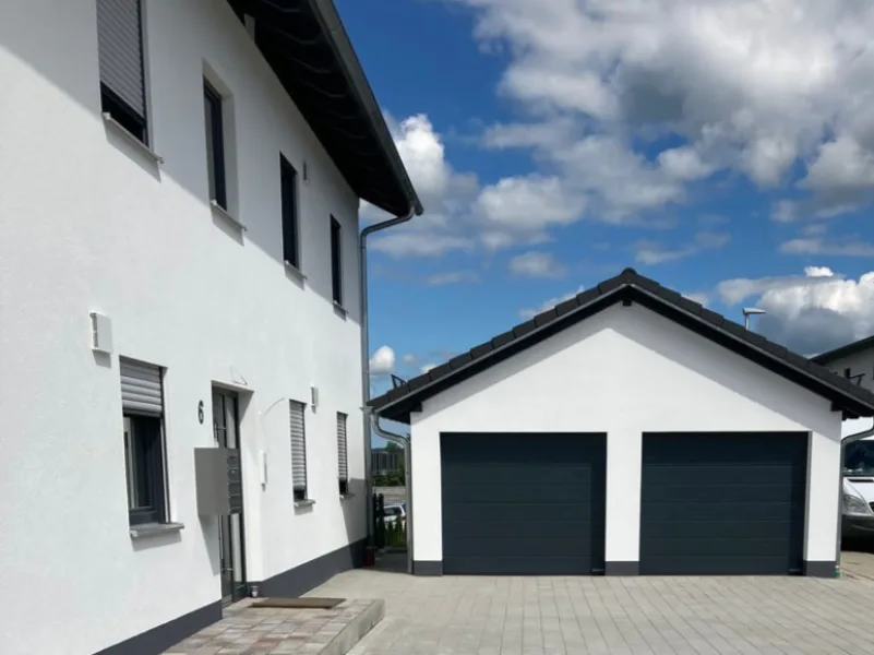 Titel - Haus kaufen in Postmünster - *Kapitalanleger aufgepasst*Drei wunderschöne Wohnungen mit zwei Garagen, Terrasse und zwei Balkonen