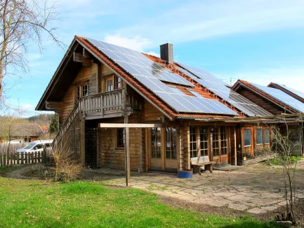 Titelbild - Haus kaufen in Winhöring / Kronberg - Naturliebhaber aufgepasst!Charmantes Blockhaus auf großem Grundstück