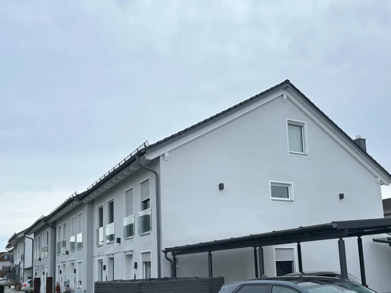 Außenansicht mit Carports