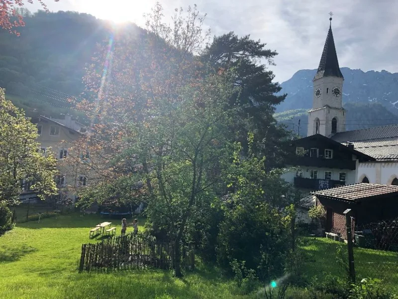 Garten mit Blick auf die Kirche