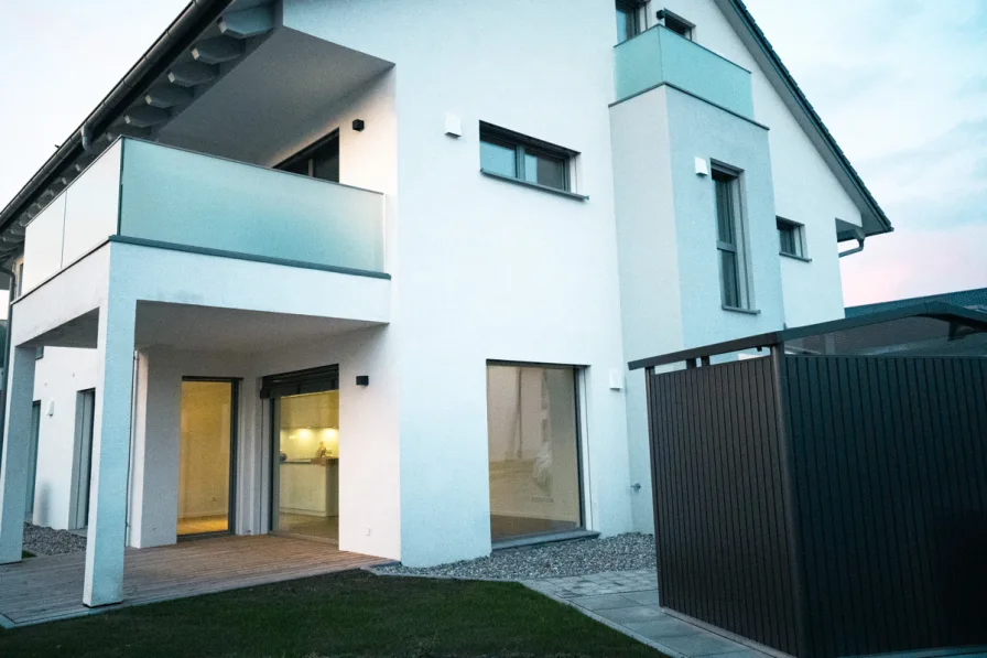 Außenansicht - Wohnung mieten in Emmerting - Wunderschöne Zweizimmerwohnung im Erdgeschoß mit Garten und Carport im Niedrigenergiehaus