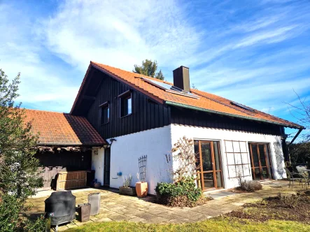 Außenansicht - Haus kaufen in Emmerting - Ruhig gelegenes, laufend renoviertes Einfamilienhaus auf großem Grundstück mit Holzlege und Garage