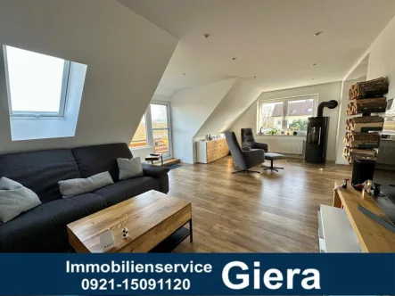 Wohnzimmer - Wohnung kaufen in Himmelkron - Traumhafte 3-Zimmer-Dachgeschosswohnung mit Balkon