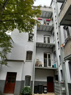 Rückansicht - Wohnung mieten in Halle - moderne 3-Zimmer-Wohnung mit Einbauküche, Gäste-WC und Balkon