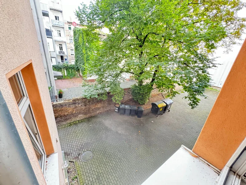 Blick aus dem Fenster - Wohnung mieten in Halle - 1-Raum-Whg. zum ruhigen Hinerhof ausgerichtet