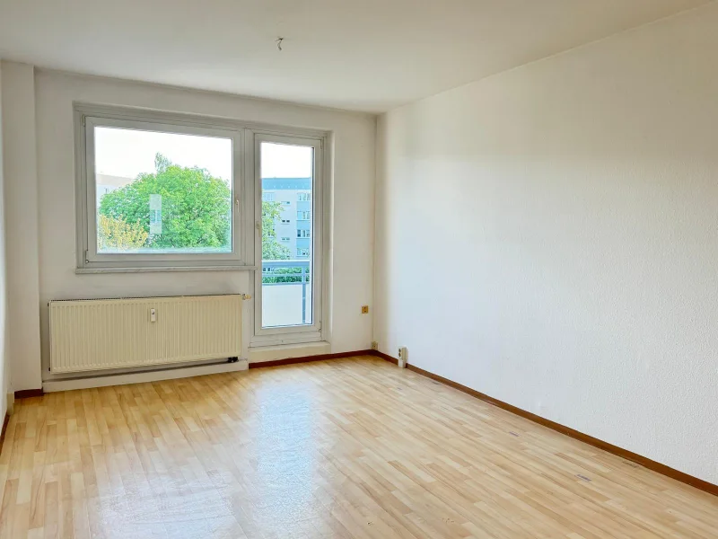 Wohnzimmer mit Balkon