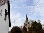 Giebel mit Blick zur Kirche