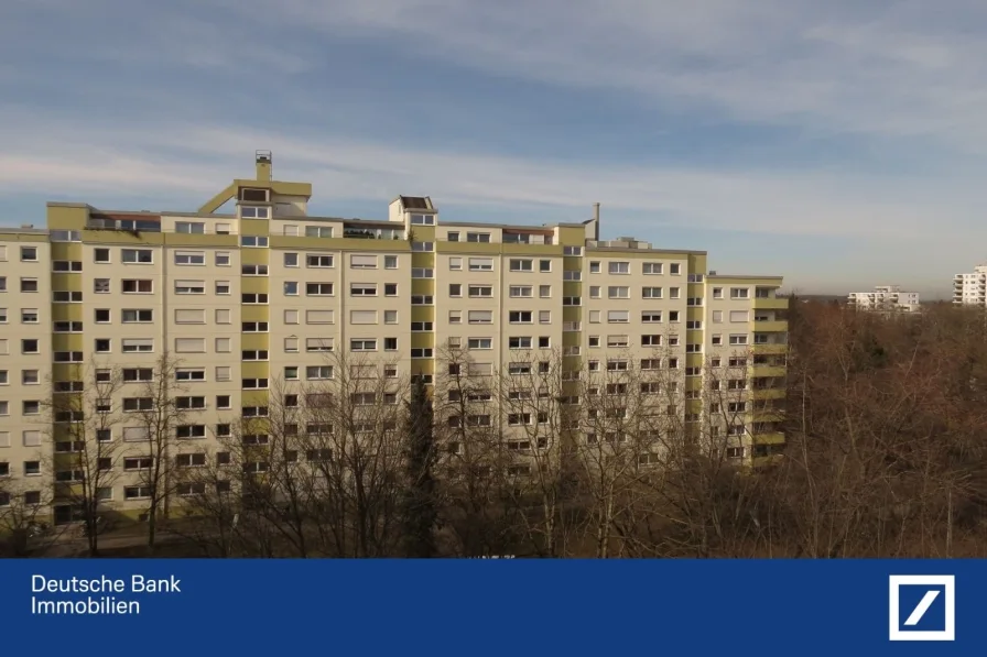 Ausblick 1 - Wohnung kaufen in München - Gepflegte 2,5 Zi.-Whg. mit tollem Ausblick. Kompakt und gut  geschnitten.