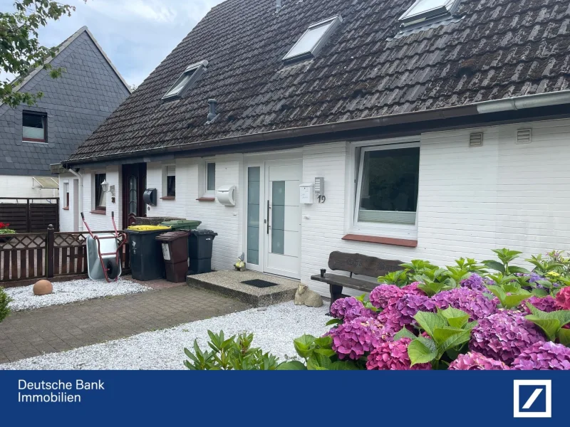 Straßenansicht - Haus kaufen in Harrislee - +++ AUS 1 MACH 2! - Modernisiertes Reihenmittelhaus in beliebter Wohnlage +++