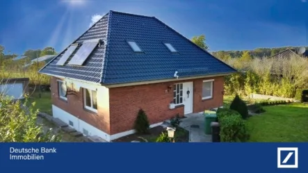 Blick auf das Haus - Haus kaufen in Lottorf - Gemütliches Haus mit ausgebautem Dachgeschoss, Vollkeller und großem Grundstück- ca. 117m² im EG/ DG