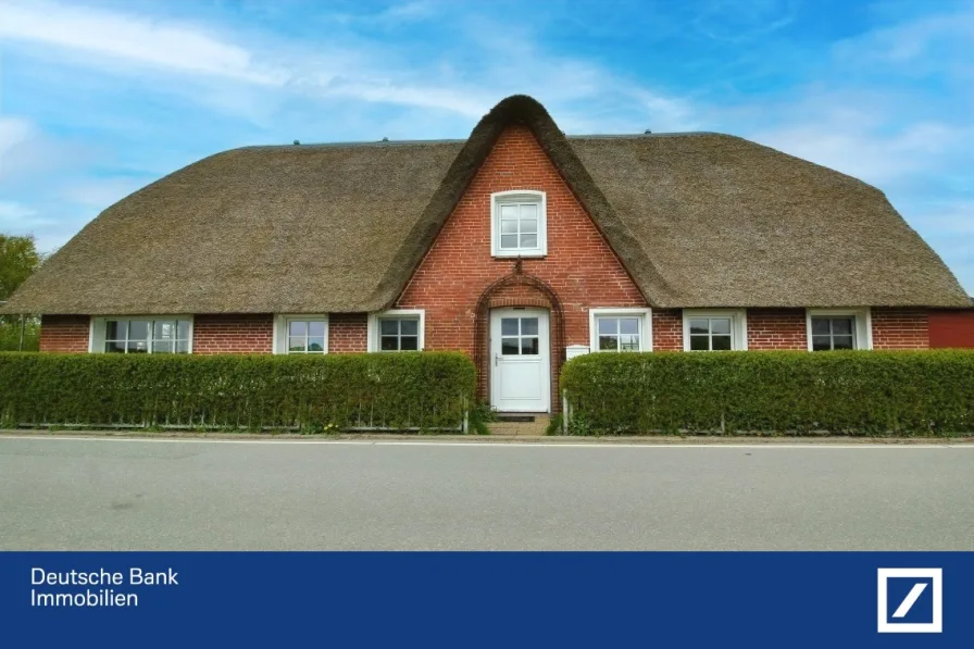 Außenansicht - Haus kaufen in Pellworm - Reetdachhaus am Deich - nordfriesische Idylle auf der Insel Pellworm