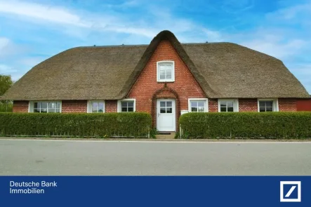 Außenansicht - Haus kaufen in Pellworm - Reetdachhaus am Deich - nordfriesische Idylle auf der Insel Pellworm