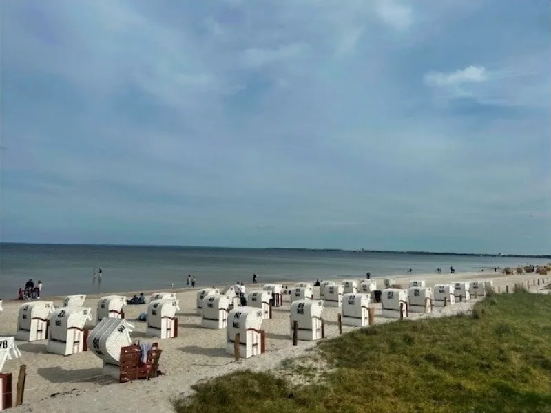 Strand vor dem Haus - Wohnung kaufen in Scharbeutz - Ferienapartment in Scharbeutz an der Dünenmeilemit seitlichem Meerblick