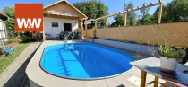 Pool mit Gartenhaus